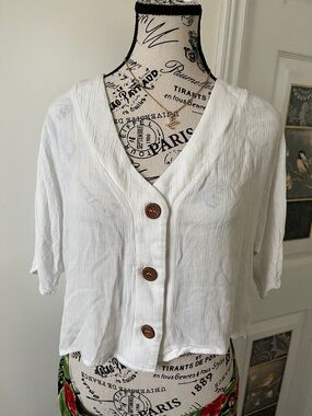💗Cropped White Button-Front V-Neck Top with Wooden Buttons